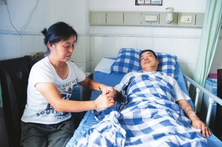 客车司机高速路上发病昏迷前刹车救33人(图)