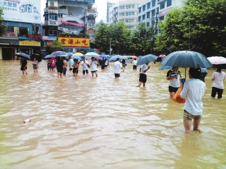 四川万源遭暴雨袭击变孤岛网友微博称断粮断水