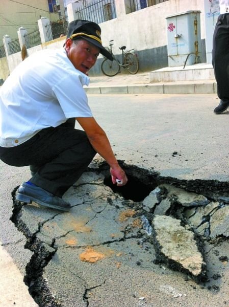 河南郑州不足200米路面因渗漏2年塌陷十余次