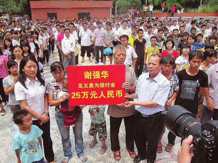 农民救落水少年被卷入漩涡遇难千名村民自发送行