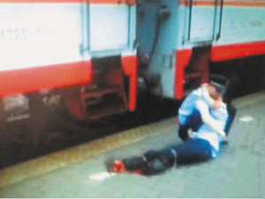 实习铁路乘警救卧轨者致双腿被轧掉截肢（图）