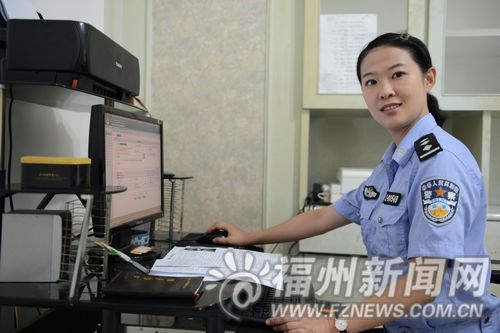 女警帮行乞老人穿衣服被称赞“最美警花”(图)
