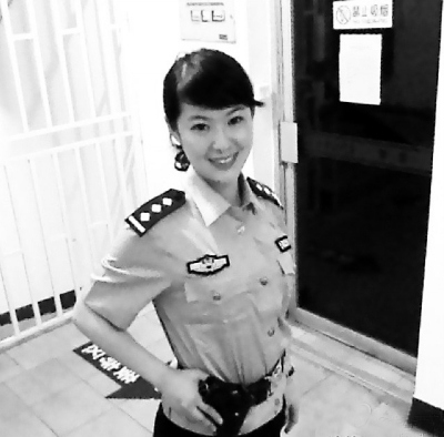 女警帮行乞老人穿衣服引热议回应称不是炒作(图)