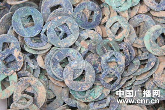 新疆一工地发现大量古钱币引群众哄抢(图)