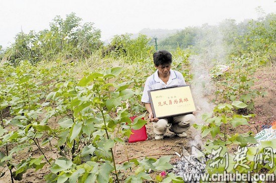 老太跳水救人遇难被追授英雄称号儿子抱牌匾祭拜
