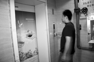 多名业主被困在电梯无法出来求助物业无人值班