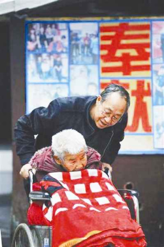 农民工倾尽打工积蓄办慈善助养院收养94位老人