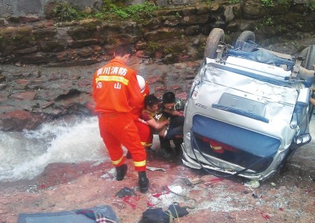 四川昭觉面包车翻下10米山沟13名乘客全部生还