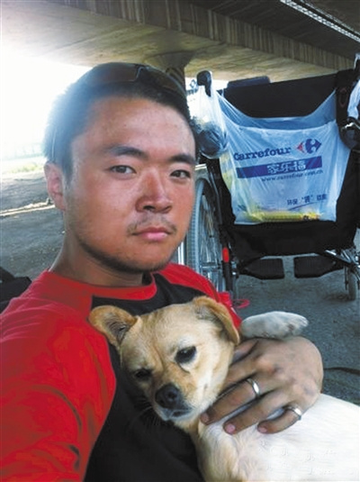 小伙欲推母亲徒步前往云南已走300多公里(图)