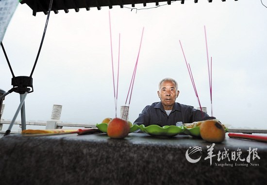 打工仔街头焚香“活祭”病父承认作秀乞讨医疗费