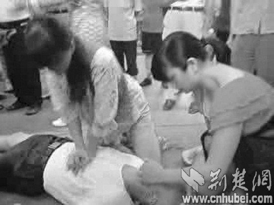六旬老人突发心梗离世两过路护士光膝跪地救人