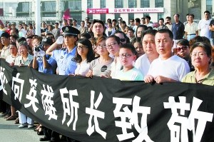 北京万余名市民为抗洪英雄李方洪烈士送行(图)