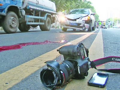 杂志摄影师与编辑马路中间拍照被撞飞1死1重伤