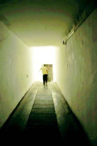 暴雨后地下室蚁族生存状况:30多户共用1洗漱间