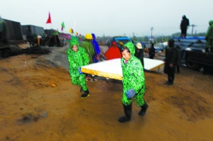 北京房山区9000名工人冒雨抢建安置房(图)