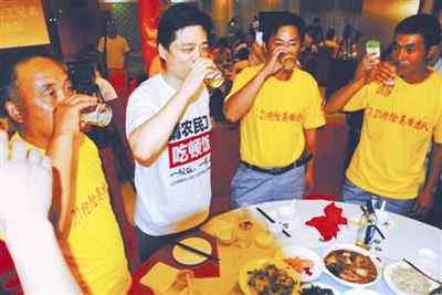 崔永元做东宴请农民工用各地方言向赴宴者敬酒