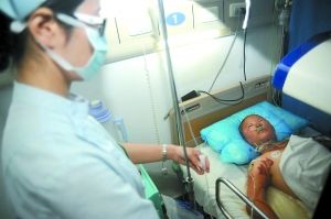 一家9人被燃气爆炸烧伤灶具为三无产品(图)