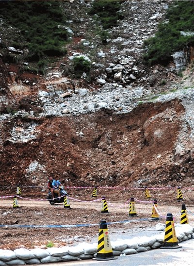 北京房山周张路现山体塌方多个断行路段现已通行