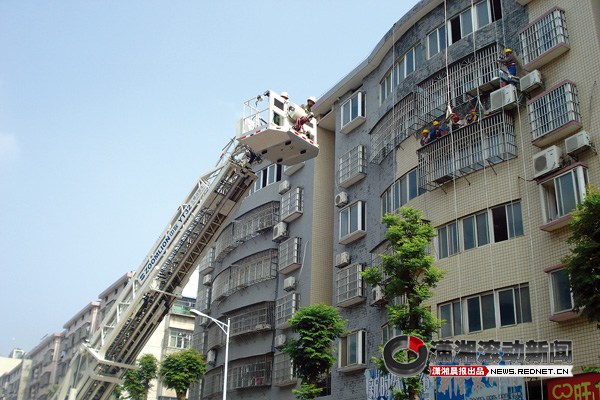 5名工人因安全绳被砍断困在16米高空1小时(图)