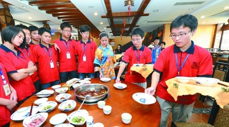 双胞胎兄弟考上大学餐厅当服务员自筹学费(图)