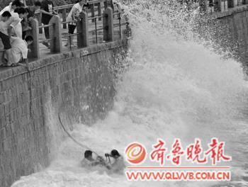 女子海边拍照被大浪卷走三小伙跳海救人(图)