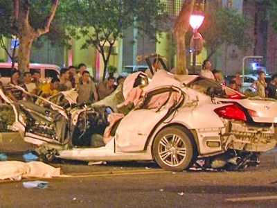 男子酒后开跑车闯红灯凌晨撞上货车4人死亡(图)