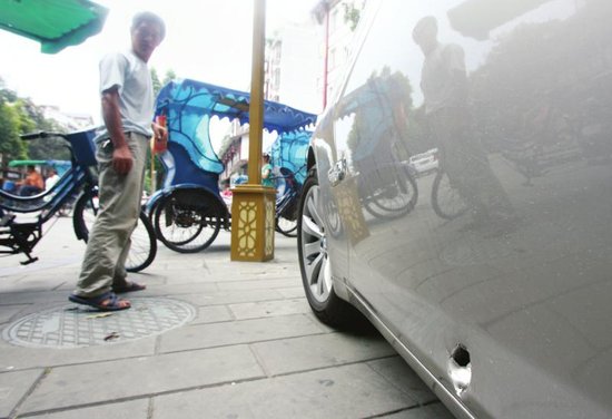 蹬车夫连撞两豪车分文未赔车主念其艰辛放弃索赔