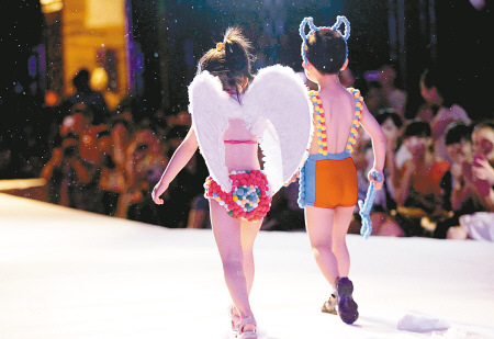 小模特在t台上走秀成为全场瞩目的焦点.记者 王燕 摄