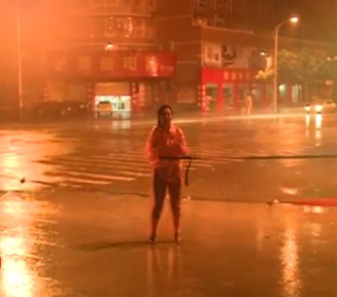 台风海葵登陆女记者栓绳报道防被大风刮走(图)