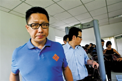 李阳离婚案再开庭志愿者声援其妻唱“伤不起”