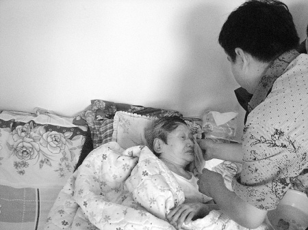 男子照顾瘫痪母亲36年因母亲瘫痪曾不敢结婚