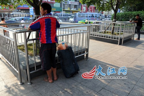 南昌火车站石凳被封死管理方称旅客卧躺影响形象