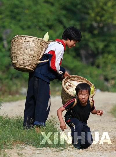 留守儿童暑假生活:一半是作业一半是相聚(图)