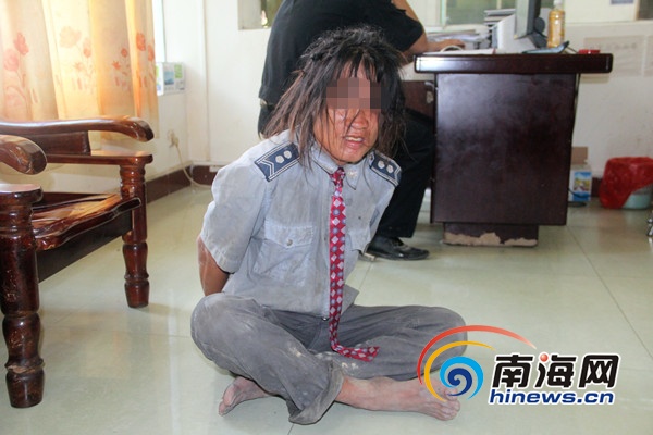 三亚穿城管制服男子怒砸12辆车疑患精神病(图)