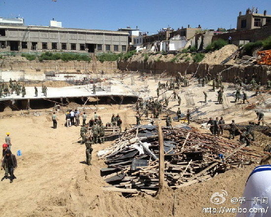 陕西榆林建筑工地塌方18人被埋15人已获救(图)