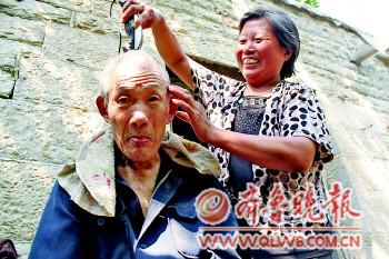 夫妻照顾瘫痪双亲13年儿为父买鱼雨中骑行30里