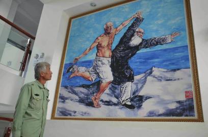 退役老兵13年走遍中国寻访红色遗迹日均步行百里