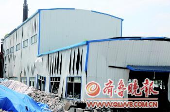 山东台儿庄一村庄现大面积地陷五层办公楼成危楼