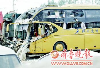 济菏高速卧铺车追尾货车1死多伤司机当场身亡