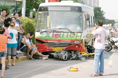西安一公交车刹车失灵冲下立交桥缓坡致1死2伤