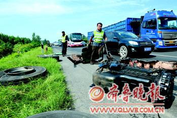 青银高速章丘段油罐车深夜追尾货车致2死
