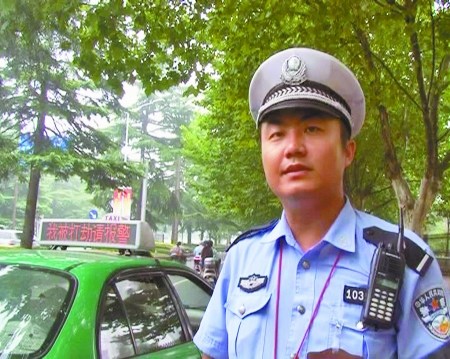郑州一出租车顶部显示器故障写我被打劫请报警