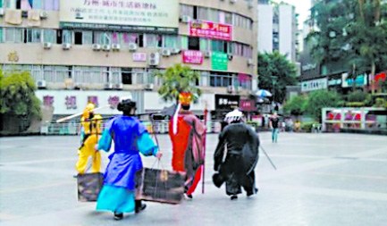 网传重庆街头现“唐僧师徒”网友打趣取经路过
