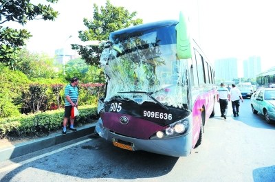 武汉两公交车追尾致20人受伤乘客称司机在打盹