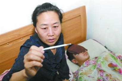 为救儿子多次偷偷献血母亲献血后晕倒路边(图)