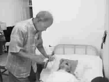 八旬老人照顾痴呆症老伴16年只为对爱情尽责