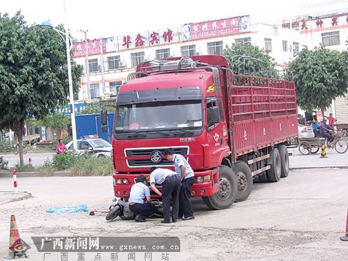 南宁一大货车撞上电动车致母女俩一死一伤(图)