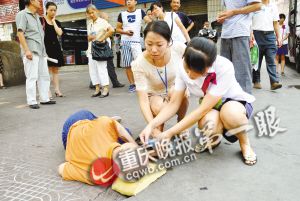 老人摔倒车站旁无人敢扶2名公交员工为其喂水