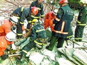 北京丰台纪家庙厂房坍塌致两工人被埋(图)