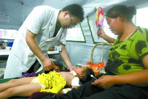 云南彝良救援队用帐篷支起野外医院已收治病患